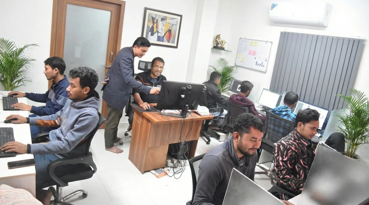 FixAnyPhoto QC team che lavora su progetti di fotoritocco